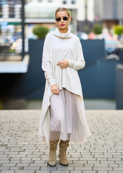 dwuczęściowa sukienka damska w kolorze kremowym, złożona z długiej, asymetrycznej tuniki z golfem i plisowanej spódnicy z tiulu