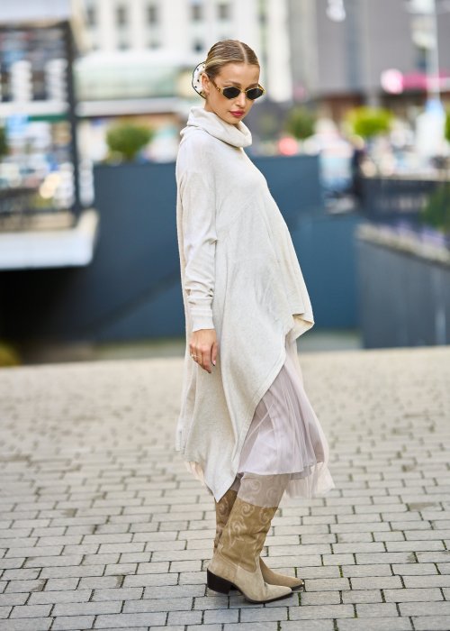 dwuczęściowa sukienka damska w kolorze kremowym, złożona z długiej, asymetrycznej tuniki z golfem i plisowanej spódnicy z tiulu