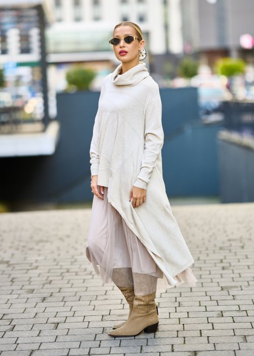 dwuczęściowa sukienka damska w kolorze kremowym, złożona z długiej, asymetrycznej tuniki z golfem i plisowanej spódnicy z tiulu