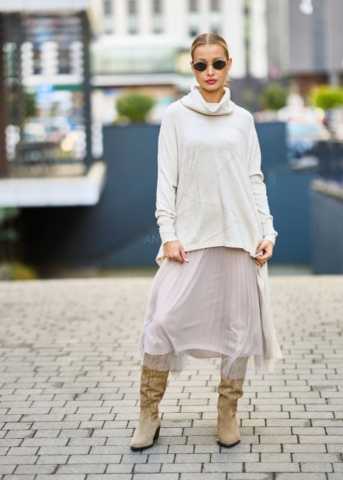 dwuczęściowa sukienka damska w kolorze kremowym, złożona z długiej, asymetrycznej tuniki z golfem i plisowanej spódnicy z tiulu