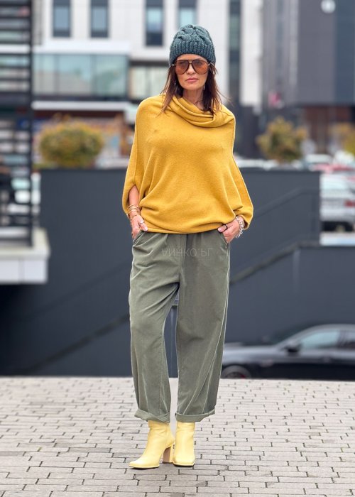 musztardowy sweter z szerokim golfem o luźnym kroju