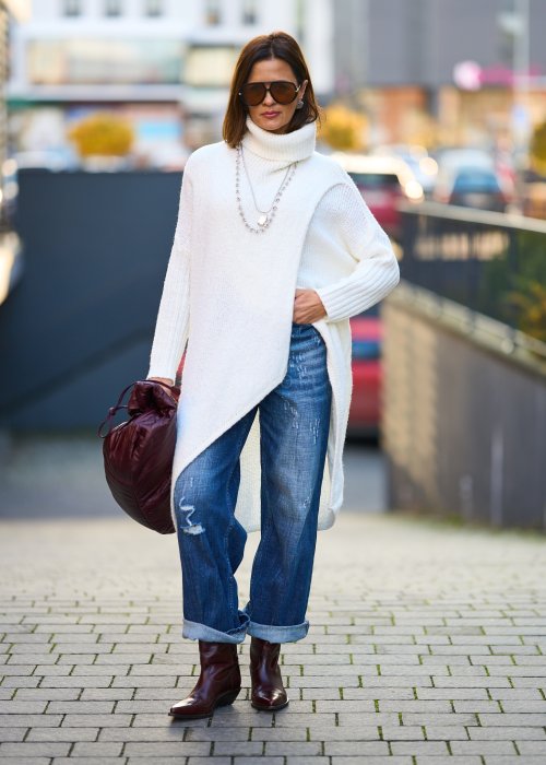 Biały sweter damski z golfem i asymetrycznym dołem, miękka dzianina, oversize, styl casual chic