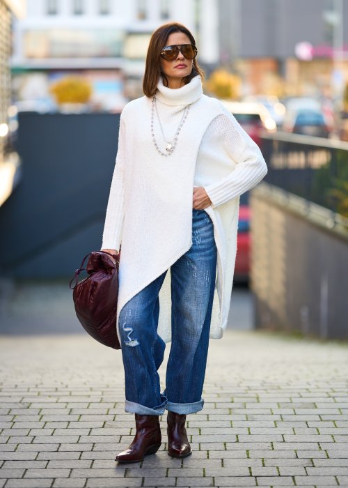 Biały sweter damski z golfem i asymetrycznym dołem, miękka dzianina, oversize, styl casual chic