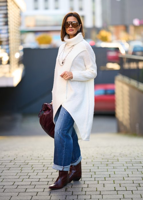 Biały sweter damski z golfem i asymetrycznym dołem, miękka dzianina, oversize, styl casual chic