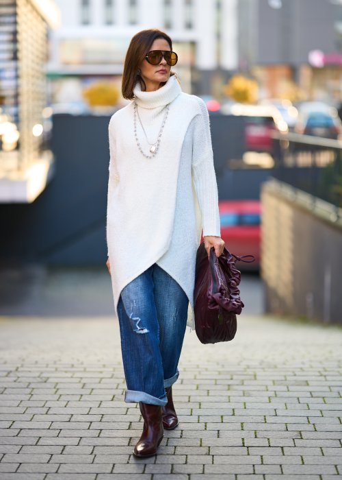 Biały sweter damski z golfem i asymetrycznym dołem, miękka dzianina, oversize, styl casual chic