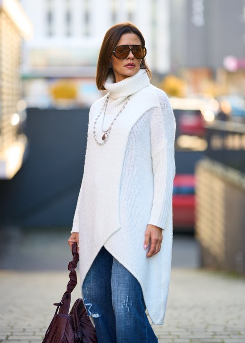 Biały sweter damski z golfem i asymetrycznym dołem, miękka dzianina, oversize, styl casual chic
