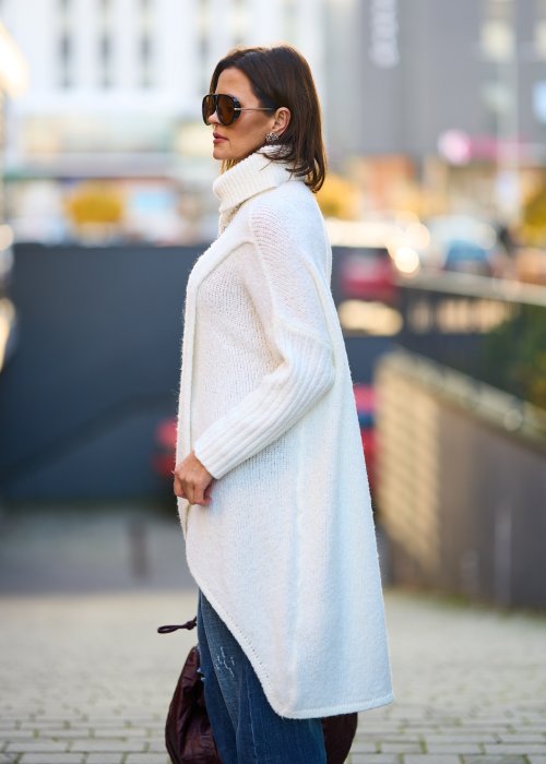 Biały sweter damski z golfem i asymetrycznym dołem, miękka dzianina, oversize, styl casual chic