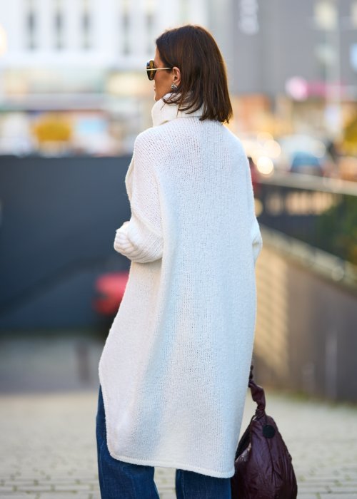 Biały sweter damski z golfem i asymetrycznym dołem, miękka dzianina, oversize, styl casual chic
