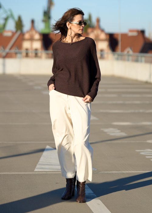 Brązowy sweter z długim rękawem i dekoltem w łódkę z miękkiej dzianiny w stylu minimalistycznym