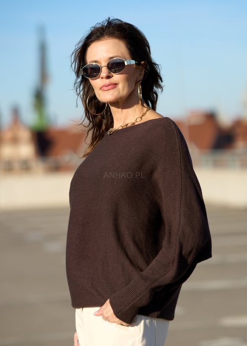 Brązowy sweter z długim rękawem i dekoltem w łódkę z miękkiej dzianiny w stylu minimalistycznym