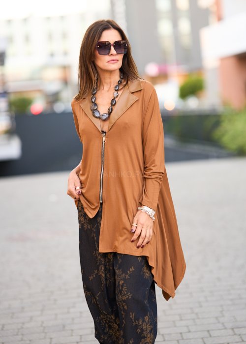 Karmelowa tunika o asymetrycznym kroju, zapinana na suwak, z kołnierzem w stylu marynarki