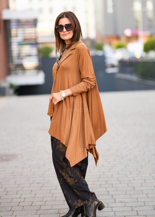 Karmelowa tunika o asymetrycznym kroju, zapinana na suwak, z kołnierzem w stylu marynarki