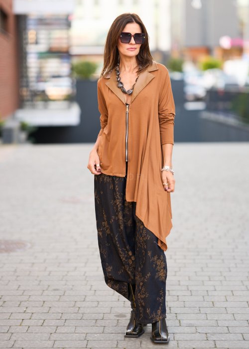 Karmelowa tunika o asymetrycznym kroju, zapinana na suwak, z kołnierzem w stylu marynarki