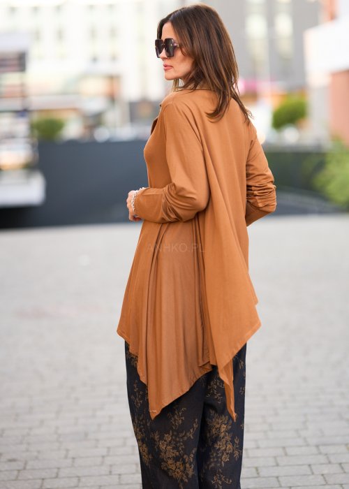 Karmelowa tunika o asymetrycznym kroju, zapinana na suwak, z kołnierzem w stylu marynarki