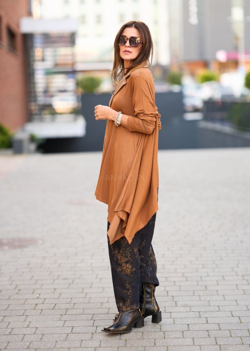 Karmelowa tunika o asymetrycznym kroju, zapinana na suwak, z kołnierzem w stylu marynarki