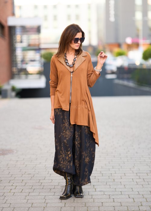 Karmelowa tunika o asymetrycznym kroju, zapinana na suwak, z kołnierzem w stylu marynarki