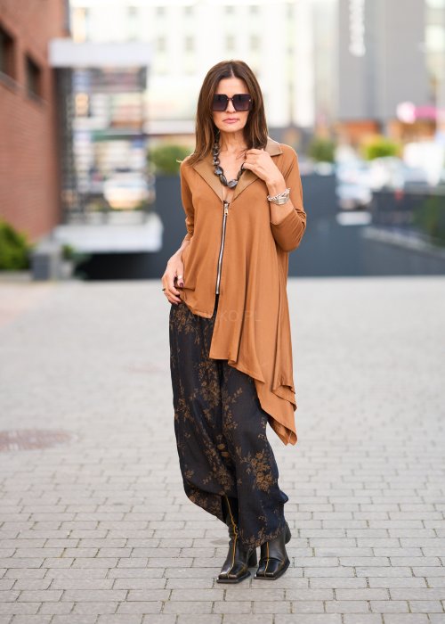 Karmelowa tunika o asymetrycznym kroju, zapinana na suwak, z kołnierzem w stylu marynarki