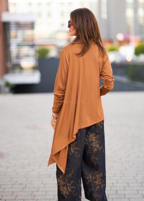 Karmelowa tunika o asymetrycznym kroju, zapinana na suwak, z kołnierzem w stylu marynarki