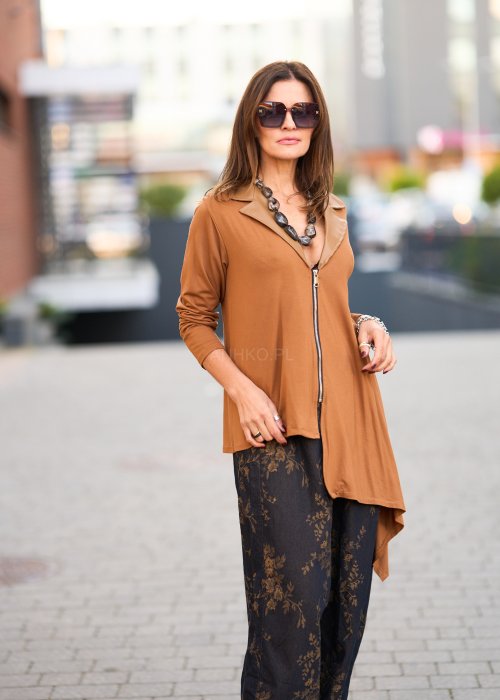 Karmelowa tunika o asymetrycznym kroju, zapinana na suwak, z kołnierzem w stylu marynarki