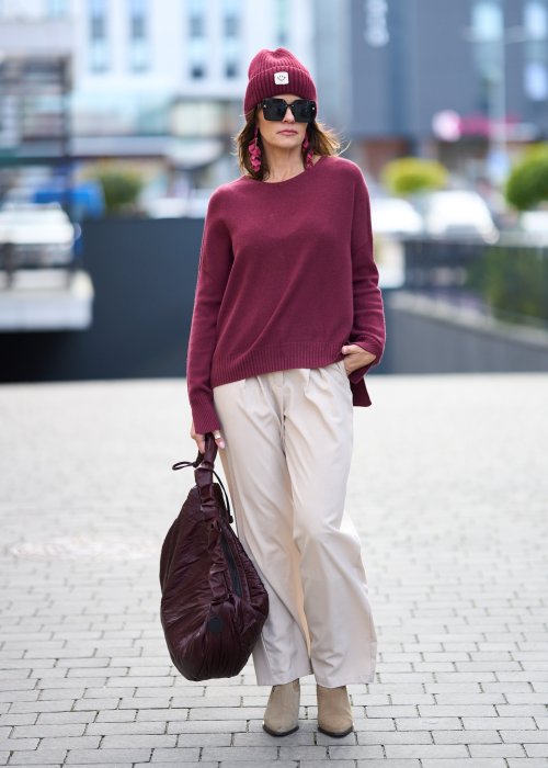 Bordowy sweter damski z długim rękawem i półokrągłym dekoltem, miękka dzianina, klasyczny krój w stylu casual