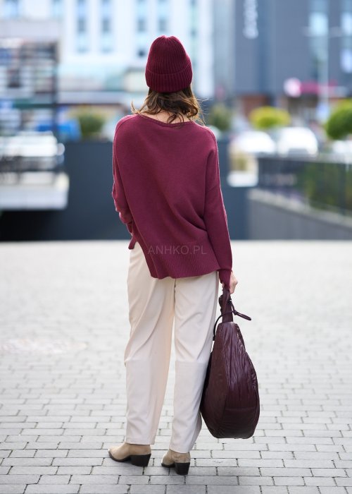 Bordowy sweter damski z długim rękawem i półokrągłym dekoltem, miękka dzianina, klasyczny krój w stylu casual