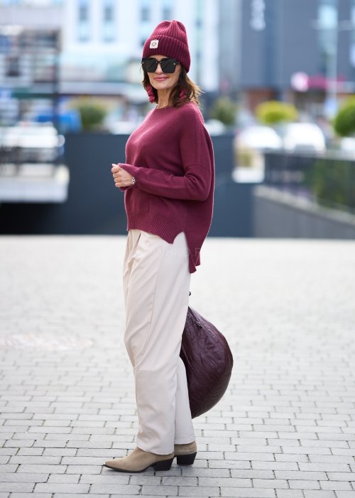 Bordowy sweter damski z długim rękawem i półokrągłym dekoltem, miękka dzianina, klasyczny krój w stylu casual