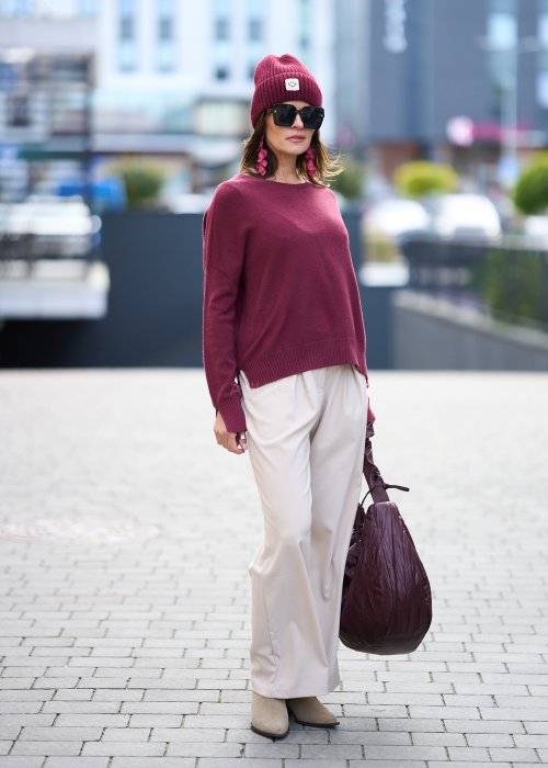 Bordowy sweter damski z długim rękawem i półokrągłym dekoltem, miękka dzianina, klasyczny krój w stylu casual