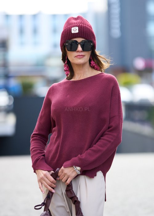 Bordowy sweter damski z długim rękawem i półokrągłym dekoltem, miękka dzianina, klasyczny krój w stylu casual