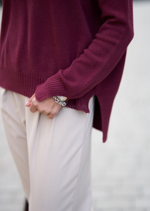 Bordowy sweter damski z długim rękawem i półokrągłym dekoltem, miękka dzianina, klasyczny krój w stylu casual