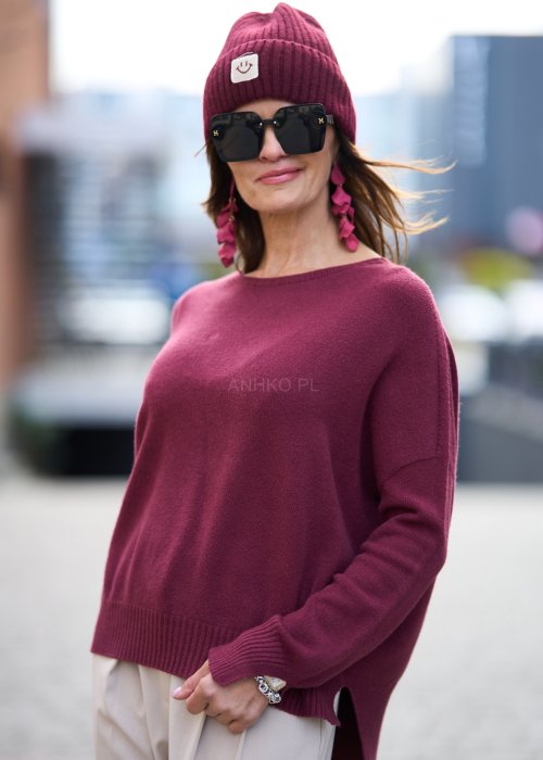 Bordowy sweter damski z długim rękawem i półokrągłym dekoltem, miękka dzianina, klasyczny krój w stylu casual