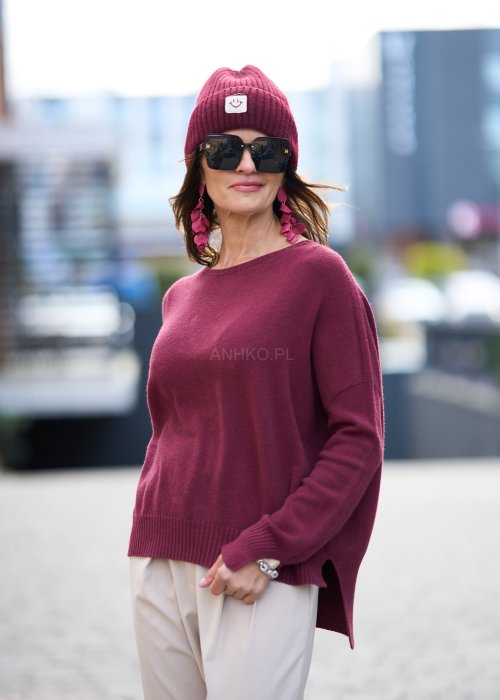 Bordowy sweter damski z długim rękawem i półokrągłym dekoltem, miękka dzianina, klasyczny krój w stylu casual