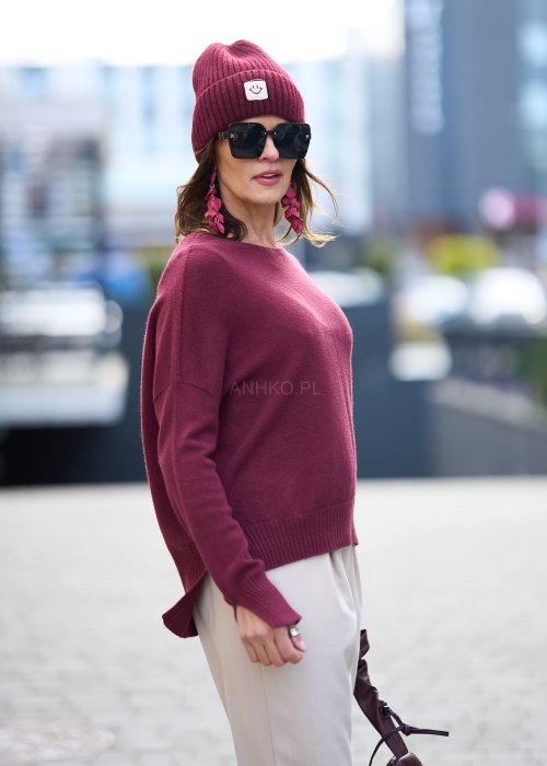 Bordowy sweter damski z długim rękawem i półokrągłym dekoltem, miękka dzianina, klasyczny krój w stylu casual