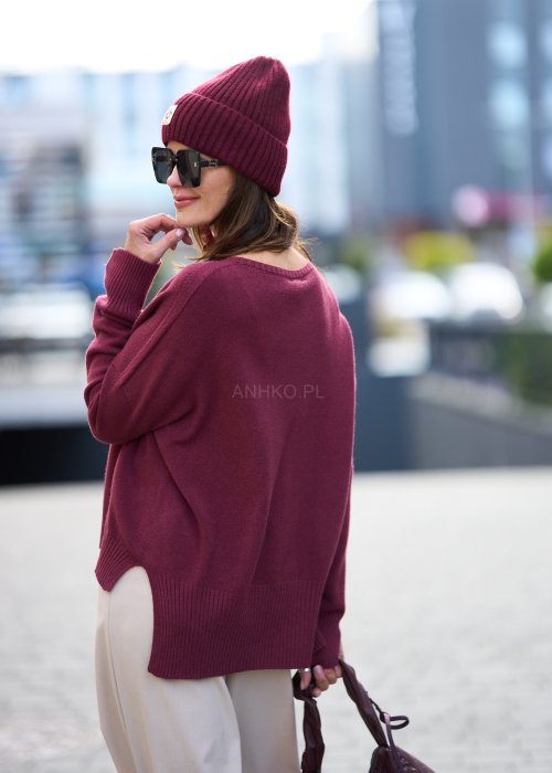 Bordowy sweter damski z długim rękawem i półokrągłym dekoltem, miękka dzianina, klasyczny krój w stylu casual