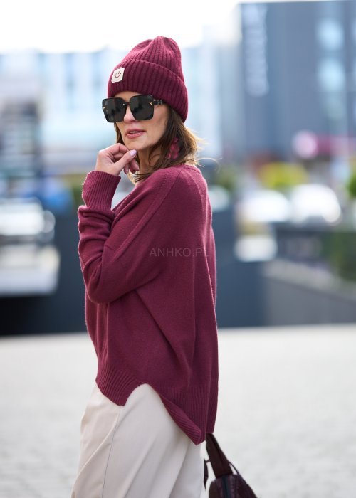 Bordowy sweter damski z długim rękawem i półokrągłym dekoltem, miękka dzianina, klasyczny krój w stylu casual