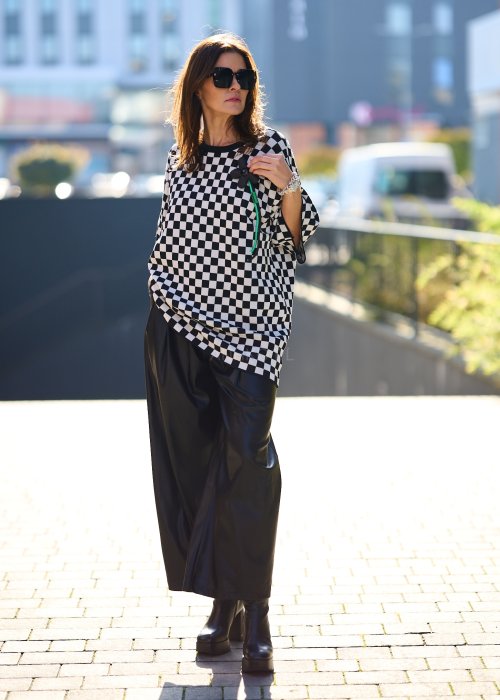 luźny sweter w czarno-białą kratę (wzór szachownicy)