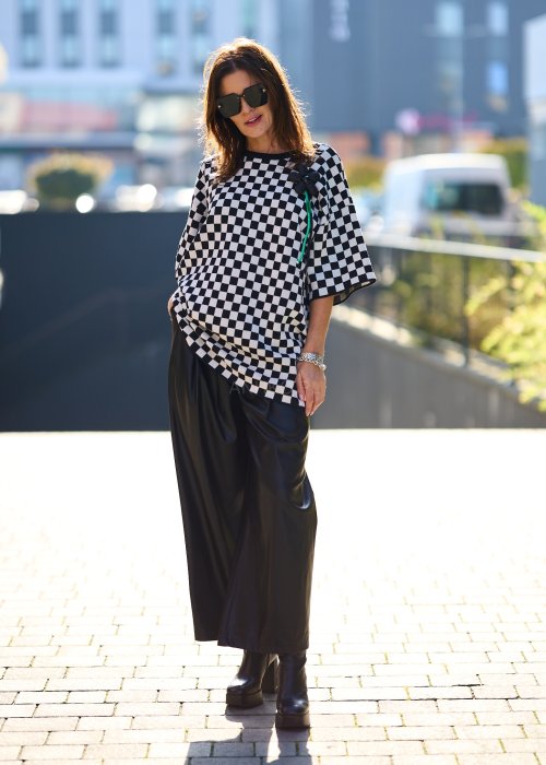 luźny sweter w czarno-białą kratę (wzór szachownicy)