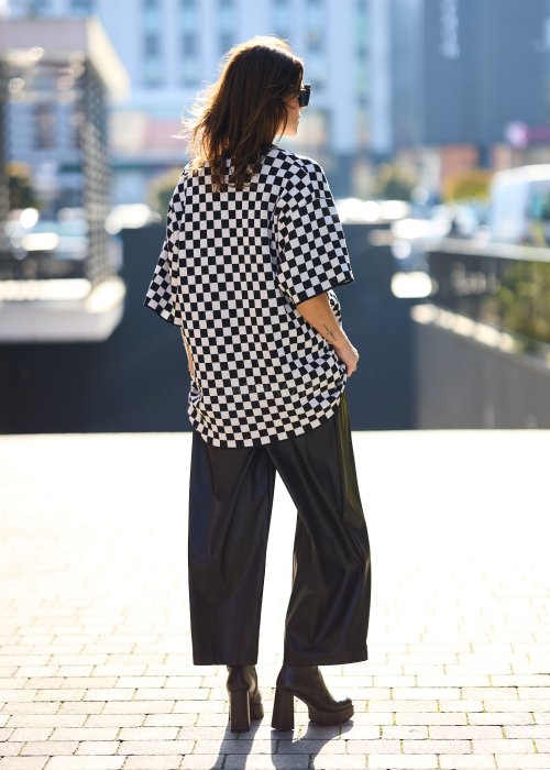 luźny sweter w czarno-białą kratę (wzór szachownicy)