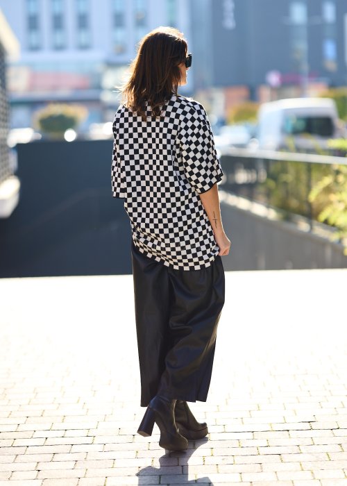 luźny sweter w czarno-białą kratę (wzór szachownicy)