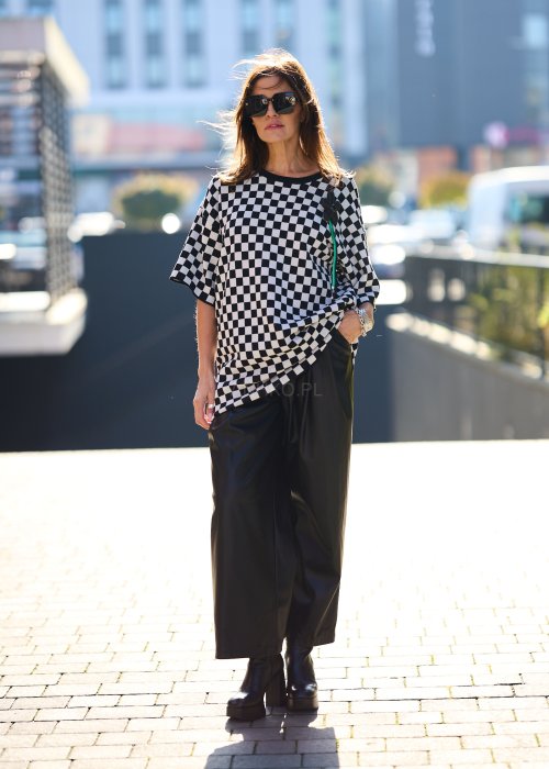 luźny sweter w czarno-białą kratę (wzór szachownicy)