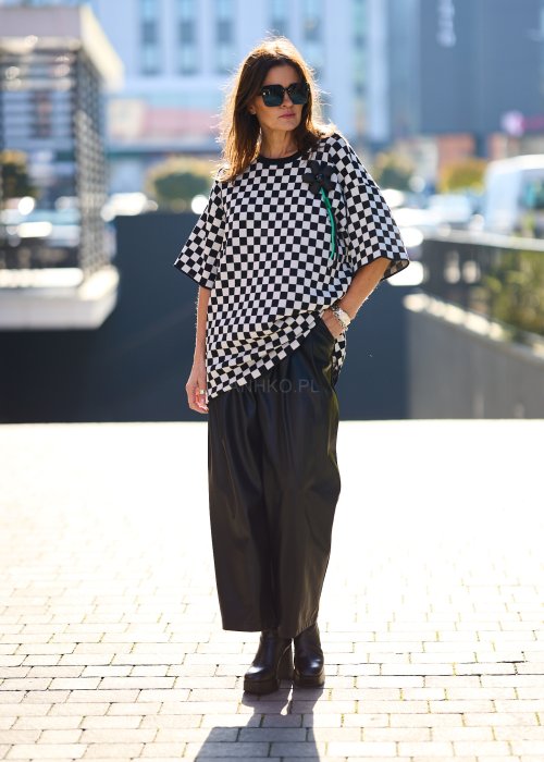 luźny sweter w czarno-białą kratę (wzór szachownicy)