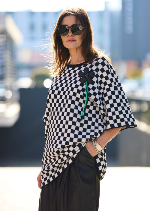 luźny sweter w czarno-białą kratę (wzór szachownicy)