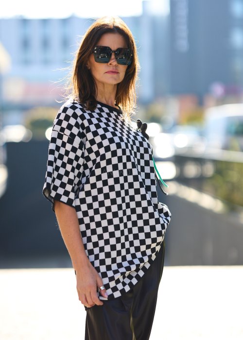 luźny sweter w czarno-białą kratę (wzór szachownicy)