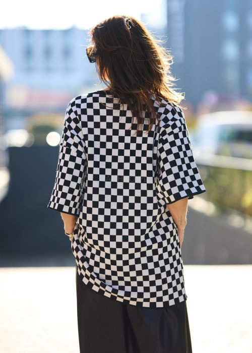 luźny sweter w czarno-białą kratę (wzór szachownicy)