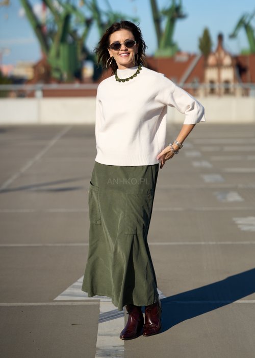 Ecru sweter damski z półgolfem i rękawem 3/4, wykonany z miękkiej dzianiny o klasycznym kroju w minimalistycznym stylu