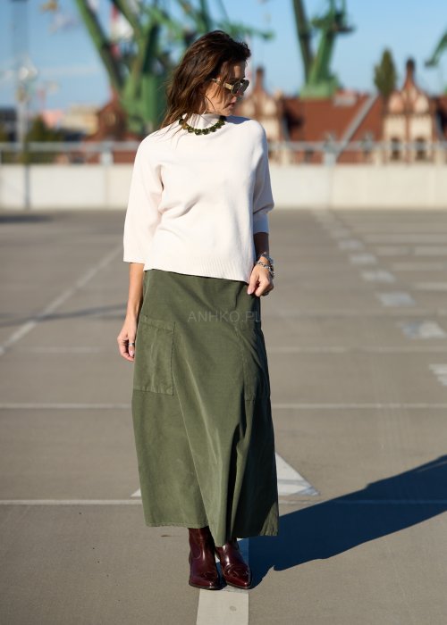 Ecru sweter damski z półgolfem i rękawem 3/4, wykonany z miękkiej dzianiny o klasycznym kroju w minimalistycznym stylu