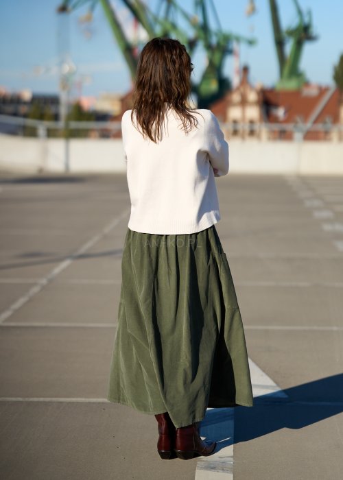 Ecru sweter damski z półgolfem i rękawem 3/4, wykonany z miękkiej dzianiny o klasycznym kroju w minimalistycznym stylu