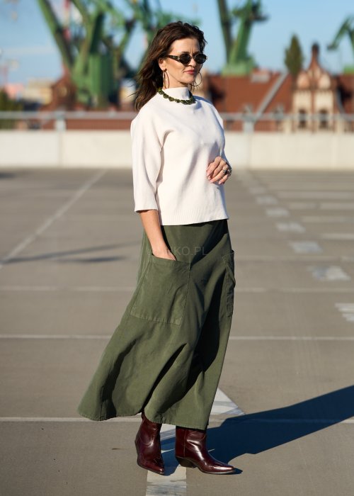 Ecru sweter damski z półgolfem i rękawem 3/4, wykonany z miękkiej dzianiny o klasycznym kroju w minimalistycznym stylu