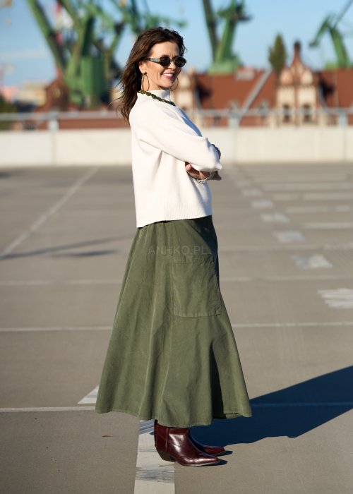 Ecru sweter damski z półgolfem i rękawem 3/4, wykonany z miękkiej dzianiny o klasycznym kroju w minimalistycznym stylu