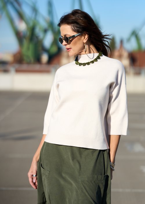 Ecru sweter damski z półgolfem i rękawem 3/4, wykonany z miękkiej dzianiny o klasycznym kroju w minimalistycznym stylu