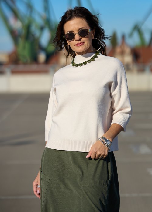Ecru sweter damski z półgolfem i rękawem 3/4, wykonany z miękkiej dzianiny o klasycznym kroju w minimalistycznym stylu